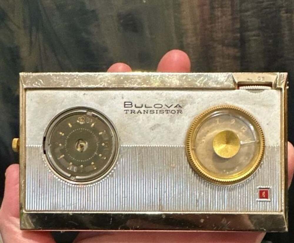 Vintage Bulova 6-Transistor 1-00100E Portable AM Clock Radio